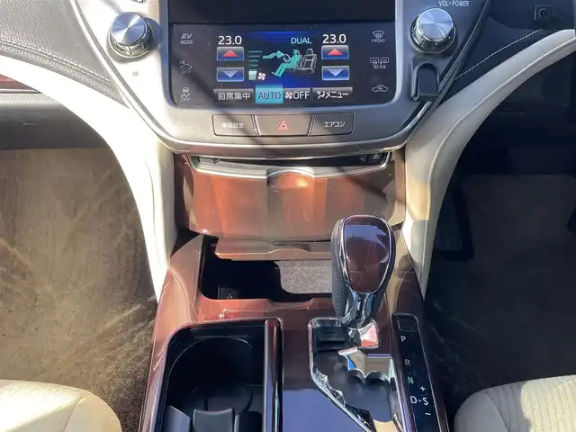 トヨタ クラウン ハイブリッド ロイヤルサルーン 長崎県 2013(平25)年 14.8万km ホワイトパールクリスタルシャイン (株)IDOMが運営する【じしゃロン長崎店】の自社ローン対象車両になります。こちらは現金ご利用時の価格です。自社ローンご希望の方は別途その旨お申付け下さい。/・プッシュスタート/・純正ナビ/・フルセグ/・Bluetooth/・バックカメラ/・前席パワーシート/・クルーズコントロール/・純正アルミホイル/・純正フロアマット/・ETC/・ドアバイザー