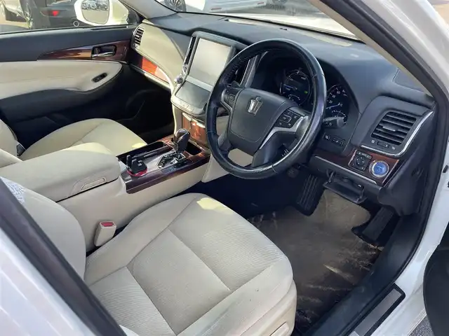 トヨタ クラウン ハイブリッド ロイヤルサルーン 長崎県 2013(平25)年 14.8万km ホワイトパールクリスタルシャイン (株)IDOMが運営する【じしゃロン長崎店】の自社ローン対象車両になります。こちらは現金ご利用時の価格です。自社ローンご希望の方は別途その旨お申付け下さい。/・プッシュスタート/・純正ナビ/・フルセグ/・Bluetooth/・バックカメラ/・前席パワーシート/・クルーズコントロール/・純正アルミホイル/・純正フロアマット/・ETC/・ドアバイザー