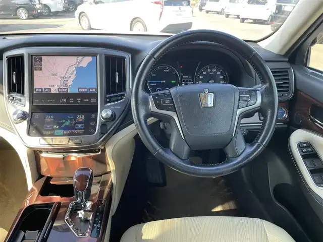 トヨタ クラウン ハイブリッド ロイヤルサルーン 長崎県 2013(平25)年 14.8万km ホワイトパールクリスタルシャイン (株)IDOMが運営する【じしゃロン長崎店】の自社ローン対象車両になります。こちらは現金ご利用時の価格です。自社ローンご希望の方は別途その旨お申付け下さい。/・プッシュスタート/・純正ナビ/・フルセグ/・Bluetooth/・バックカメラ/・前席パワーシート/・クルーズコントロール/・純正アルミホイル/・純正フロアマット/・ETC/・ドアバイザー