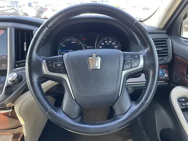 トヨタ クラウン ハイブリッド ロイヤルサルーン 長崎県 2013(平25)年 14.8万km ホワイトパールクリスタルシャイン (株)IDOMが運営する【じしゃロン長崎店】の自社ローン対象車両になります。こちらは現金ご利用時の価格です。自社ローンご希望の方は別途その旨お申付け下さい。/・プッシュスタート/・純正ナビ/・フルセグ/・Bluetooth/・バックカメラ/・前席パワーシート/・クルーズコントロール/・純正アルミホイル/・純正フロアマット/・ETC/・ドアバイザー