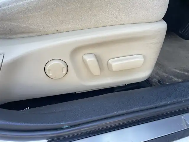 トヨタ クラウン ハイブリッド ロイヤルサルーン 長崎県 2013(平25)年 14.8万km ホワイトパールクリスタルシャイン (株)IDOMが運営する【じしゃロン長崎店】の自社ローン対象車両になります。こちらは現金ご利用時の価格です。自社ローンご希望の方は別途その旨お申付け下さい。/・プッシュスタート/・純正ナビ/・フルセグ/・Bluetooth/・バックカメラ/・前席パワーシート/・クルーズコントロール/・純正アルミホイル/・純正フロアマット/・ETC/・ドアバイザー