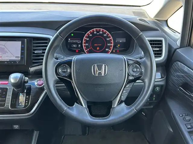 ホンダ オデッセイ アブソルート 長崎県 2015(平27)年 11.1万km ホワイトオーキッドパール (株)IDOMが運営する【じしゃロン長崎店】の自社ローン専用車両になりますこちらは現金またはオートローンご利用時の価格です。自社ローンご希望の方は別途その旨お申付け下さい/パドルシフト/エンジンスタートボタン/MTモード付AT/アイドリングストップ/スマートキー/クルーズコントロール/Bluetooth接続/後席用モニター/ETC/バックカメラ/オートライト/オットマン/純正フロアマット/横滑り防止装置/レーンキープアシスト/衝突被害軽減装置