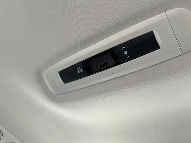 ホンダ オデッセイ アブソルート 長崎県 2015(平27)年 11.1万km ホワイトオーキッドパール (株)IDOMが運営する【じしゃロン長崎店】の自社ローン専用車両になりますこちらは現金またはオートローンご利用時の価格です。自社ローンご希望の方は別途その旨お申付け下さい/パドルシフト/エンジンスタートボタン/MTモード付AT/アイドリングストップ/スマートキー/クルーズコントロール/Bluetooth接続/後席用モニター/ETC/バックカメラ/オートライト/オットマン/純正フロアマット/横滑り防止装置/レーンキープアシスト/衝突被害軽減装置