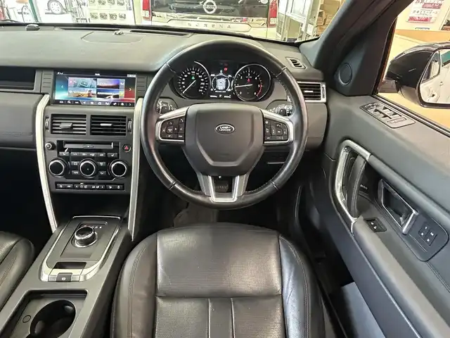 ランドローバー ランドローバー ディスカバリースポーツ　HSE 東京都 2018(平30)年 4万km 白Ⅱ ・純正ナビ/（フルセグTV/Bluetooth/CD/DVD/USB/HDMI)/・メリディアンサウンドシステム/・全方位カメラ/・前後コーナーセンサー/・ガラスルーフ/・革シート/・前席メモリーシート/・前席シートヒーター/・前席パワーシート/・レーダークルーズコントロール/・車線はみだし防止システム/・アイドリングストップ/・電動格納ウィンカーミラー/・前後ドライブレコーダー/・革ステアリング/・パドルシフト/・ステアリングスイッチ/・ステアリングヒーター/・ISOFIX/・電動パーキングブレーキ/・HID/・ルーフクロスバー/・トノカバー/・ETC/・スマートキー/・プッシュスタート/・純正20インチアルミホイール/・フロアマット/・W＋S＋カーテン＋ニーエアバッグ/ABS/・横滑り防止装置/・取扱説明書/・保証書