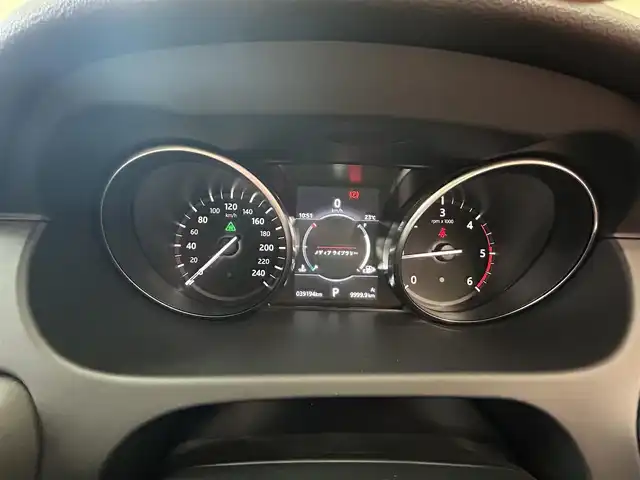 ランドローバー ランドローバー ディスカバリースポーツ　HSE 東京都 2018(平30)年 4万km 白Ⅱ ・純正ナビ/（フルセグTV/Bluetooth/CD/DVD/USB/HDMI)/・メリディアンサウンドシステム/・全方位カメラ/・前後コーナーセンサー/・ガラスルーフ/・革シート/・前席メモリーシート/・前席シートヒーター/・前席パワーシート/・レーダークルーズコントロール/・車線はみだし防止システム/・アイドリングストップ/・電動格納ウィンカーミラー/・前後ドライブレコーダー/・革ステアリング/・パドルシフト/・ステアリングスイッチ/・ステアリングヒーター/・ISOFIX/・電動パーキングブレーキ/・HID/・ルーフクロスバー/・トノカバー/・ETC/・スマートキー/・プッシュスタート/・純正20インチアルミホイール/・フロアマット/・W＋S＋カーテン＋ニーエアバッグ/ABS/・横滑り防止装置/・取扱説明書/・保証書
