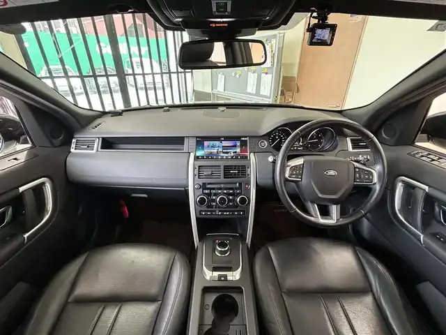 ランドローバー ランドローバー ディスカバリースポーツ　HSE 東京都 2018(平30)年 4万km 白Ⅱ ・純正ナビ/（フルセグTV/Bluetooth/CD/DVD/USB/HDMI)/・メリディアンサウンドシステム/・全方位カメラ/・前後コーナーセンサー/・ガラスルーフ/・革シート/・前席メモリーシート/・前席シートヒーター/・前席パワーシート/・レーダークルーズコントロール/・車線はみだし防止システム/・アイドリングストップ/・電動格納ウィンカーミラー/・前後ドライブレコーダー/・革ステアリング/・パドルシフト/・ステアリングスイッチ/・ステアリングヒーター/・ISOFIX/・電動パーキングブレーキ/・HID/・ルーフクロスバー/・トノカバー/・ETC/・スマートキー/・プッシュスタート/・純正20インチアルミホイール/・フロアマット/・W＋S＋カーテン＋ニーエアバッグ/ABS/・横滑り防止装置/・取扱説明書/・保証書