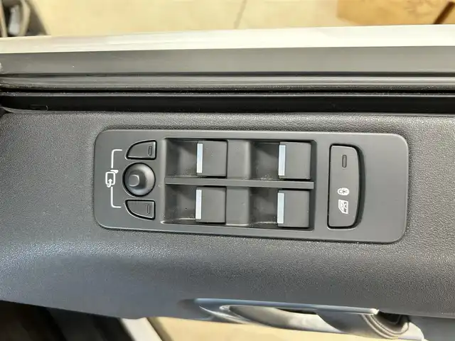 ランドローバー ランドローバー ディスカバリースポーツ　HSE 東京都 2018(平30)年 4万km 白Ⅱ ・純正ナビ/（フルセグTV/Bluetooth/CD/DVD/USB/HDMI)/・メリディアンサウンドシステム/・全方位カメラ/・前後コーナーセンサー/・ガラスルーフ/・革シート/・前席メモリーシート/・前席シートヒーター/・前席パワーシート/・レーダークルーズコントロール/・車線はみだし防止システム/・アイドリングストップ/・電動格納ウィンカーミラー/・前後ドライブレコーダー/・革ステアリング/・パドルシフト/・ステアリングスイッチ/・ステアリングヒーター/・ISOFIX/・電動パーキングブレーキ/・HID/・ルーフクロスバー/・トノカバー/・ETC/・スマートキー/・プッシュスタート/・純正20インチアルミホイール/・フロアマット/・W＋S＋カーテン＋ニーエアバッグ/ABS/・横滑り防止装置/・取扱説明書/・保証書
