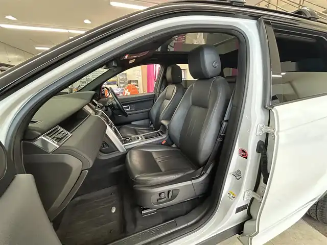 ランドローバー ランドローバー ディスカバリースポーツ　HSE 東京都 2018(平30)年 4万km 白Ⅱ ・純正ナビ/（フルセグTV/Bluetooth/CD/DVD/USB/HDMI)/・メリディアンサウンドシステム/・全方位カメラ/・前後コーナーセンサー/・ガラスルーフ/・革シート/・前席メモリーシート/・前席シートヒーター/・前席パワーシート/・レーダークルーズコントロール/・車線はみだし防止システム/・アイドリングストップ/・電動格納ウィンカーミラー/・前後ドライブレコーダー/・革ステアリング/・パドルシフト/・ステアリングスイッチ/・ステアリングヒーター/・ISOFIX/・電動パーキングブレーキ/・HID/・ルーフクロスバー/・トノカバー/・ETC/・スマートキー/・プッシュスタート/・純正20インチアルミホイール/・フロアマット/・W＋S＋カーテン＋ニーエアバッグ/ABS/・横滑り防止装置/・取扱説明書/・保証書