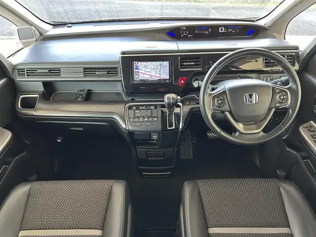 ホンダ ステップワゴン スパーダ ホンダセンシング 道東・釧路十勝 2017(平29)年 9.9万km モダンスティールM 4WD/寒冷地仕様/Honda SENSING/・衝突軽減ブレーキ/・アクティブ　クルーズコントロール/・路外逸脱抑制機能/・誤発進抑制機能/・先行車発進お知らせ機能/・標識認識機能/社外SDナビ/（CD/DVD/BT）/フルセグTV/バックカメラ/後席用フリップダウンモニター/両側パワースライドドア/社外AW夏タイヤ/純正AW冬タイヤ積込/トリプルゾーンフルオートエアコン/スマートキー/スペアキー/社外エンジンスターター/パドルシフト/ステアリングスイッチ/革巻きステアリング/ビルトインETC/前後ドライブレコーダー/シートヒーター/プッシュスタート/わくわくリアゲート/LEDヘッドライト/フォグランプ/取扱説明書/保証書/記録簿