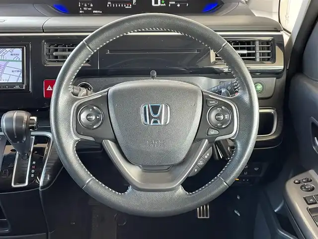 ホンダ ステップワゴン スパーダ ホンダセンシング 道東・釧路十勝 2017(平29)年 9.9万km モダンスティールM 4WD/寒冷地仕様/Honda SENSING/・衝突軽減ブレーキ/・アクティブ　クルーズコントロール/・路外逸脱抑制機能/・誤発進抑制機能/・先行車発進お知らせ機能/・標識認識機能/社外SDナビ/（CD/DVD/BT）/フルセグTV/バックカメラ/後席用フリップダウンモニター/両側パワースライドドア/社外AW夏タイヤ/純正AW冬タイヤ積込/トリプルゾーンフルオートエアコン/スマートキー/スペアキー/社外エンジンスターター/パドルシフト/ステアリングスイッチ/革巻きステアリング/ビルトインETC/前後ドライブレコーダー/シートヒーター/プッシュスタート/わくわくリアゲート/LEDヘッドライト/フォグランプ/取扱説明書/保証書/記録簿