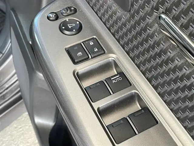 ホンダ ステップワゴン スパーダ ホンダセンシング 道東・釧路十勝 2017(平29)年 9.9万km モダンスティールM 4WD/寒冷地仕様/Honda SENSING/・衝突軽減ブレーキ/・アクティブ　クルーズコントロール/・路外逸脱抑制機能/・誤発進抑制機能/・先行車発進お知らせ機能/・標識認識機能/社外SDナビ/（CD/DVD/BT）/フルセグTV/バックカメラ/後席用フリップダウンモニター/両側パワースライドドア/社外AW夏タイヤ/純正AW冬タイヤ積込/トリプルゾーンフルオートエアコン/スマートキー/スペアキー/社外エンジンスターター/パドルシフト/ステアリングスイッチ/革巻きステアリング/ビルトインETC/前後ドライブレコーダー/シートヒーター/プッシュスタート/わくわくリアゲート/LEDヘッドライト/フォグランプ/取扱説明書/保証書/記録簿