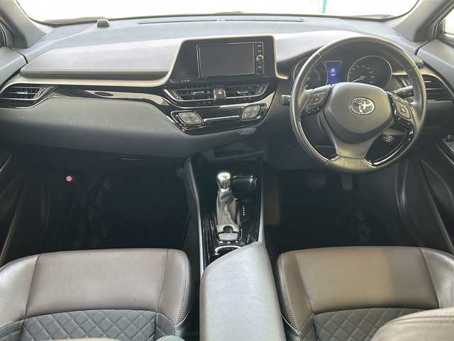 トヨタ Ｃ－ＨＲ G 埼玉県 2017(平29)年 4.5万km ホワイトパールクリスタルシャイン 登録時44994km/ワンオーナー/純正SDナビ（NSZT-W66T）/BT/AM/FM/CD/DVD/MSV/バックカメラ/ハーフレザーシート/シートヒーター（D+N席）/ビルトインETC2.0/前後ドライブレコーダー（DC-DR501）/純正18インチアルミホイール/革巻きハンドル/ステアリングリモコン/フロアマット/トヨタセーフティーセンス/レーダークルーズコントロール/レーンキープアシスト/衝突被害軽減システム/車両接近通報/横滑り防止装置/ブレーキホールド/ブラインドスポットモニター/コーナーセンサー/EVモード/電動格納ミラー/ウィンカーミラー/フォグランプ/ドアバイザー/ABS/保証書/取扱説明書/ナビ取説