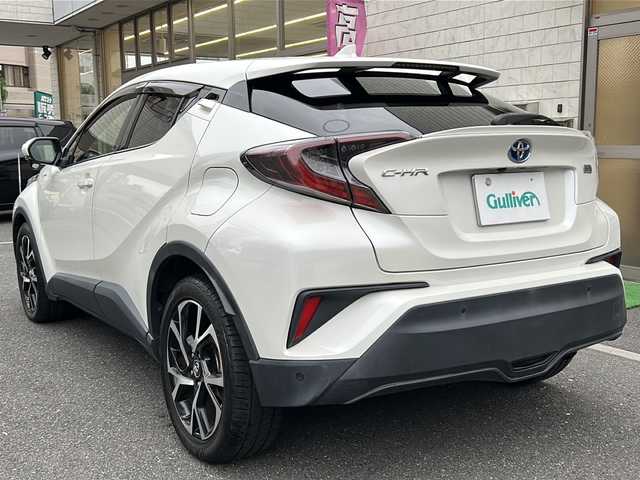 トヨタ Ｃ－ＨＲ G 埼玉県 2017(平29)年 4.5万km ホワイトパールクリスタルシャイン 登録時44994km/ワンオーナー/純正SDナビ（NSZT-W66T）/BT/AM/FM/CD/DVD/MSV/バックカメラ/ハーフレザーシート/シートヒーター（D+N席）/ビルトインETC2.0/前後ドライブレコーダー（DC-DR501）/純正18インチアルミホイール/革巻きハンドル/ステアリングリモコン/フロアマット/トヨタセーフティーセンス/レーダークルーズコントロール/レーンキープアシスト/衝突被害軽減システム/車両接近通報/横滑り防止装置/ブレーキホールド/ブラインドスポットモニター/コーナーセンサー/EVモード/電動格納ミラー/ウィンカーミラー/フォグランプ/ドアバイザー/ABS/保証書/取扱説明書/ナビ取説