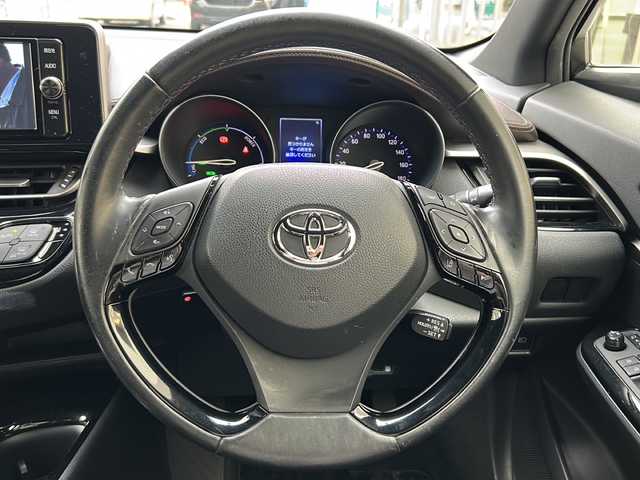 トヨタ Ｃ－ＨＲ G 埼玉県 2017(平29)年 4.5万km ホワイトパールクリスタルシャイン 登録時44994km/ワンオーナー/純正SDナビ（NSZT-W66T）/BT/AM/FM/CD/DVD/MSV/バックカメラ/ハーフレザーシート/シートヒーター（D+N席）/ビルトインETC2.0/前後ドライブレコーダー（DC-DR501）/純正18インチアルミホイール/革巻きハンドル/ステアリングリモコン/フロアマット/トヨタセーフティーセンス/レーダークルーズコントロール/レーンキープアシスト/衝突被害軽減システム/車両接近通報/横滑り防止装置/ブレーキホールド/ブラインドスポットモニター/コーナーセンサー/EVモード/電動格納ミラー/ウィンカーミラー/フォグランプ/ドアバイザー/ABS/保証書/取扱説明書/ナビ取説