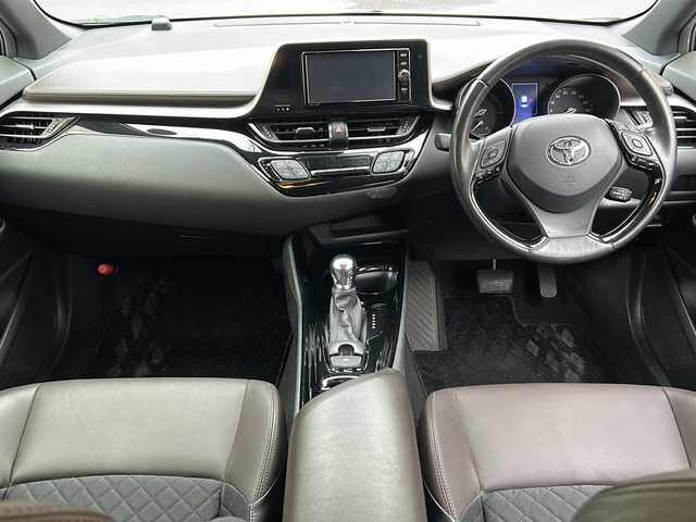 トヨタ Ｃ－ＨＲ G 埼玉県 2017(平29)年 4.5万km ホワイトパールクリスタルシャイン 登録時44994km/ワンオーナー/純正SDナビ（NSZT-W66T）/BT/AM/FM/CD/DVD/MSV/バックカメラ/ハーフレザーシート/シートヒーター（D+N席）/ビルトインETC2.0/前後ドライブレコーダー（DC-DR501）/純正18インチアルミホイール/革巻きハンドル/ステアリングリモコン/フロアマット/トヨタセーフティーセンス/レーダークルーズコントロール/レーンキープアシスト/衝突被害軽減システム/車両接近通報/横滑り防止装置/ブレーキホールド/ブラインドスポットモニター/コーナーセンサー/EVモード/電動格納ミラー/ウィンカーミラー/フォグランプ/ドアバイザー/ABS/保証書/取扱説明書/ナビ取説