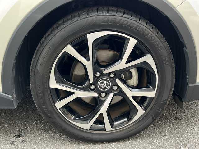 トヨタ Ｃ－ＨＲ G 埼玉県 2017(平29)年 4.5万km ホワイトパールクリスタルシャイン 登録時44994km/ワンオーナー/純正SDナビ（NSZT-W66T）/BT/AM/FM/CD/DVD/MSV/バックカメラ/ハーフレザーシート/シートヒーター（D+N席）/ビルトインETC2.0/前後ドライブレコーダー（DC-DR501）/純正18インチアルミホイール/革巻きハンドル/ステアリングリモコン/フロアマット/トヨタセーフティーセンス/レーダークルーズコントロール/レーンキープアシスト/衝突被害軽減システム/車両接近通報/横滑り防止装置/ブレーキホールド/ブラインドスポットモニター/コーナーセンサー/EVモード/電動格納ミラー/ウィンカーミラー/フォグランプ/ドアバイザー/ABS/保証書/取扱説明書/ナビ取説