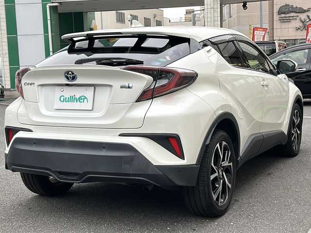 トヨタ Ｃ－ＨＲ G 埼玉県 2017(平29)年 4.5万km ホワイトパールクリスタルシャイン 登録時44994km/ワンオーナー/純正SDナビ（NSZT-W66T）/BT/AM/FM/CD/DVD/MSV/バックカメラ/ハーフレザーシート/シートヒーター（D+N席）/ビルトインETC2.0/前後ドライブレコーダー（DC-DR501）/純正18インチアルミホイール/革巻きハンドル/ステアリングリモコン/フロアマット/トヨタセーフティーセンス/レーダークルーズコントロール/レーンキープアシスト/衝突被害軽減システム/車両接近通報/横滑り防止装置/ブレーキホールド/ブラインドスポットモニター/コーナーセンサー/EVモード/電動格納ミラー/ウィンカーミラー/フォグランプ/ドアバイザー/ABS/保証書/取扱説明書/ナビ取説