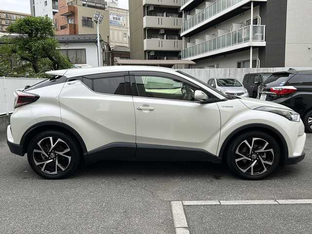 トヨタ Ｃ－ＨＲ G 埼玉県 2017(平29)年 4.5万km ホワイトパールクリスタルシャイン 登録時44994km/ワンオーナー/純正SDナビ（NSZT-W66T）/BT/AM/FM/CD/DVD/MSV/バックカメラ/ハーフレザーシート/シートヒーター（D+N席）/ビルトインETC2.0/前後ドライブレコーダー（DC-DR501）/純正18インチアルミホイール/革巻きハンドル/ステアリングリモコン/フロアマット/トヨタセーフティーセンス/レーダークルーズコントロール/レーンキープアシスト/衝突被害軽減システム/車両接近通報/横滑り防止装置/ブレーキホールド/ブラインドスポットモニター/コーナーセンサー/EVモード/電動格納ミラー/ウィンカーミラー/フォグランプ/ドアバイザー/ABS/保証書/取扱説明書/ナビ取説