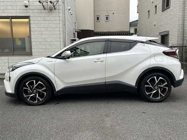 トヨタ Ｃ－ＨＲ G 埼玉県 2017(平29)年 4.5万km ホワイトパールクリスタルシャイン 登録時44994km/ワンオーナー/純正SDナビ（NSZT-W66T）/BT/AM/FM/CD/DVD/MSV/バックカメラ/ハーフレザーシート/シートヒーター（D+N席）/ビルトインETC2.0/前後ドライブレコーダー（DC-DR501）/純正18インチアルミホイール/革巻きハンドル/ステアリングリモコン/フロアマット/トヨタセーフティーセンス/レーダークルーズコントロール/レーンキープアシスト/衝突被害軽減システム/車両接近通報/横滑り防止装置/ブレーキホールド/ブラインドスポットモニター/コーナーセンサー/EVモード/電動格納ミラー/ウィンカーミラー/フォグランプ/ドアバイザー/ABS/保証書/取扱説明書/ナビ取説