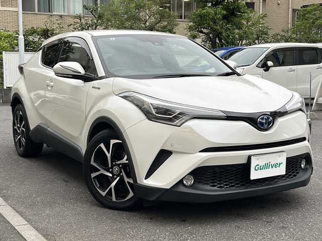 トヨタ Ｃ－ＨＲ G 埼玉県 2017(平29)年 4.5万km ホワイトパールクリスタルシャイン 登録時44994km/ワンオーナー/純正SDナビ（NSZT-W66T）/BT/AM/FM/CD/DVD/MSV/バックカメラ/ハーフレザーシート/シートヒーター（D+N席）/ビルトインETC2.0/前後ドライブレコーダー（DC-DR501）/純正18インチアルミホイール/革巻きハンドル/ステアリングリモコン/フロアマット/トヨタセーフティーセンス/レーダークルーズコントロール/レーンキープアシスト/衝突被害軽減システム/車両接近通報/横滑り防止装置/ブレーキホールド/ブラインドスポットモニター/コーナーセンサー/EVモード/電動格納ミラー/ウィンカーミラー/フォグランプ/ドアバイザー/ABS/保証書/取扱説明書/ナビ取説