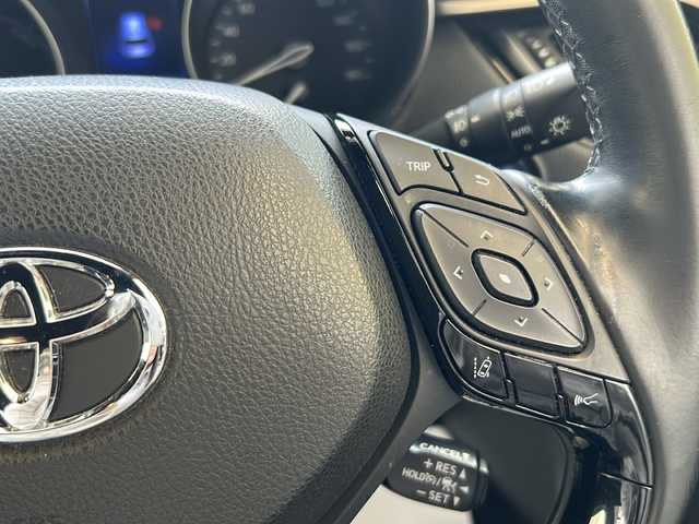 トヨタ Ｃ－ＨＲ G 埼玉県 2017(平29)年 4.5万km ホワイトパールクリスタルシャイン 登録時44994km/ワンオーナー/純正SDナビ（NSZT-W66T）/BT/AM/FM/CD/DVD/MSV/バックカメラ/ハーフレザーシート/シートヒーター（D+N席）/ビルトインETC2.0/前後ドライブレコーダー（DC-DR501）/純正18インチアルミホイール/革巻きハンドル/ステアリングリモコン/フロアマット/トヨタセーフティーセンス/レーダークルーズコントロール/レーンキープアシスト/衝突被害軽減システム/車両接近通報/横滑り防止装置/ブレーキホールド/ブラインドスポットモニター/コーナーセンサー/EVモード/電動格納ミラー/ウィンカーミラー/フォグランプ/ドアバイザー/ABS/保証書/取扱説明書/ナビ取説