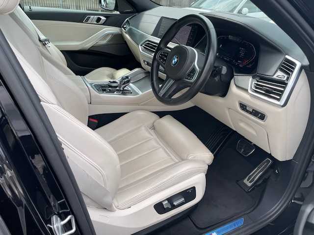 ＢＭＷ Ｘ６ xDrive35d Mスポーツ 東京都 2020(令2)年 2.9万km サファイアブラックP マットブラック　ラッピング/純正ナビ/AM/FM/BT/フルセグ/パーキングアシストプラス/・アクティブパークディスタンスコントロール/・パーキングアシスト/・トップビュー/3Dビュー/・サイドビューカメラ/リアビューカメラ/ドライビングアシストプロフェッショナル/・アクティブクルーズコントロール/・レーンディパーチャウオーニング/・ステアリング/レーンコントロールアシスト/・レーンチェンジウオーニング/・衝突回避/衝突軽減ブレーキ/・アクティブサイドコリジョンプロテクション/・レーンチェンジアシスト/・トラフィックサインアシスト/LEDヘッドライト/スペアキー×1/ヘッドアップディスプレイ/純正22inアルミホイール