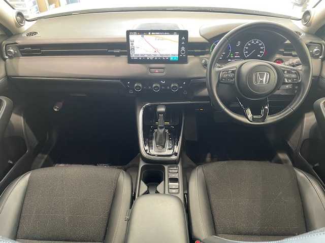 ホンダ ヴェゼル ハイブリッド e:HEV Z 宮城県 2022(令4)年 3.5万km プラチナホワイトパール 純正エアロパーツ（F/S/R)/ホンダセンシング/・レーンキープアシスト/・ブラインドスポットモニター/・衝突軽減システム/・衝突軽減ブレーキ/・横滑り防止装置/純正ナビ/・純正プレミアムオーディオ/・ホンダコネクトディスプレイ（9インチ）/・フルセグTV/・Bluetooth/USB/・2.0ETC/・全方位カメラ/・ドライブレコーダー（前後）/・置くだけ充電/アイドリングストップ/電子パーキング/革巻きステアリング/・ステアリングスイッチ/・パドルシフト/シートヒーター（運転席/助手席）/プッシュスタート/・スマートキー/LEDヘッドライト/・オートライト/・フォグランプ/純正フロアマット/純正アルミホイール18インチ