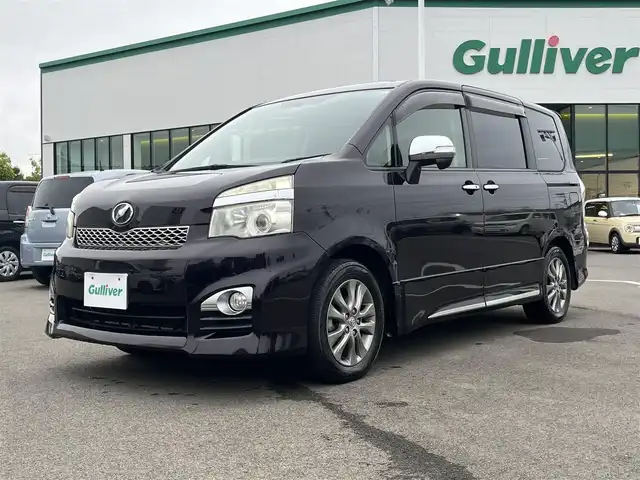 トヨタ ヴォクシー ZS 煌Ⅲ 愛媛県 2013(平25)年 9.5万km ボルドーマイカメタリック 禁煙車/登録時走行距離94796km/純正ナビCD/DVD/フルセグTV/Bluetooth/フリップダウンモニター/ビルトインETC/両側パワースライドドア/スマートキー/プッシュスタートボタン/リヤエアコン/オートライト/HIDヘッドライト/純正アルミホイール/純正フロアマット