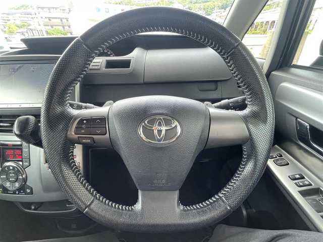 トヨタ ヴォクシー ZS 煌Ⅲ 兵庫県 2013(平25)年 9.5万km ボルドーマイカメタリック (株)IDOMが運営する【じしゃロン神戸名谷店】の自社ローン専用車両になりますこちらは現金またはオートローンご利用時の価格です。自社ローンご希望の方は別途その旨お申付け下さい。/登録時走行距離94816km/純正ナビCD/DVD/フルセグTV/Bluetooth/フリップダウンモニター/ビルトインETC/両側パワースライドドア/スマートキー/プッシュスタートボタン/リヤエアコン/オートライト/HIDヘッドライト/純正アルミホイール/純正フロアマット