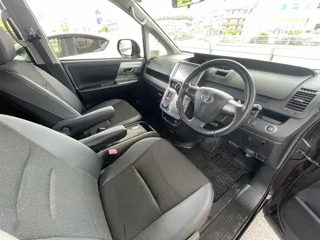 トヨタ ヴォクシー ZS 煌Ⅲ 兵庫県 2013(平25)年 9.5万km ボルドーマイカメタリック (株)IDOMが運営する【じしゃロン神戸名谷店】の自社ローン専用車両になりますこちらは現金またはオートローンご利用時の価格です。自社ローンご希望の方は別途その旨お申付け下さい。/登録時走行距離94816km/純正ナビCD/DVD/フルセグTV/Bluetooth/フリップダウンモニター/ビルトインETC/両側パワースライドドア/スマートキー/プッシュスタートボタン/リヤエアコン/オートライト/HIDヘッドライト/純正アルミホイール/純正フロアマット