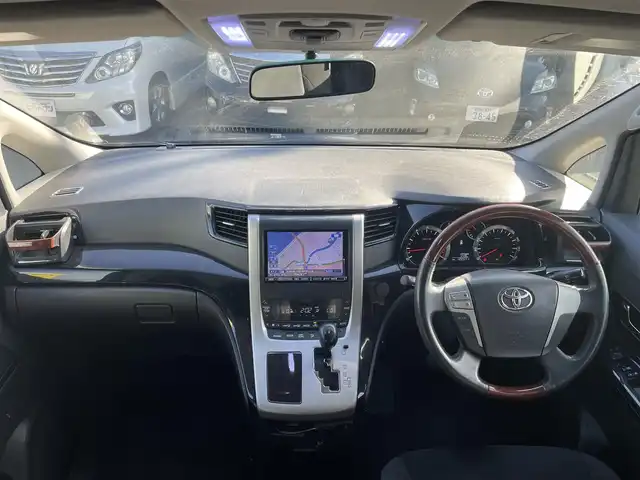 トヨタ アルファード 240S プライムセレクションⅡ 和歌山県 2011(平23)年 12.1万km ブラック (株)IDOMが運営する【じしゃロン和歌山店】の自社ローン対象車両になります。こちらは現金ご利用時の価格です。/自社ローンご希望の方は別途その旨お申付け下さい。/4WD/寒冷地仕様/アルパインナビ/AM/FM/CD/DVD/TV/アルパインフリップダウンナビ/両側パワースライドドア/横滑り抑制装置/クルーズコントロール/パワーバックドア/コーナーセンサー/純正フロアマット/後席オットマン/7人乗り/社外AW20インチ