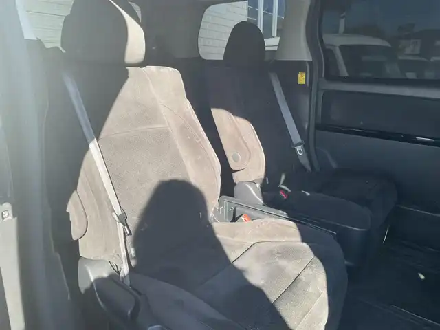 トヨタ アルファード 240S プライムセレクションⅡ 和歌山県 2011(平23)年 12.1万km ブラック (株)IDOMが運営する【じしゃロン和歌山店】の自社ローン対象車両になります。こちらは現金ご利用時の価格です。/自社ローンご希望の方は別途その旨お申付け下さい。/4WD/寒冷地仕様/アルパインナビ/AM/FM/CD/DVD/TV/アルパインフリップダウンナビ/両側パワースライドドア/横滑り抑制装置/クルーズコントロール/パワーバックドア/コーナーセンサー/純正フロアマット/後席オットマン/7人乗り/社外AW20インチ