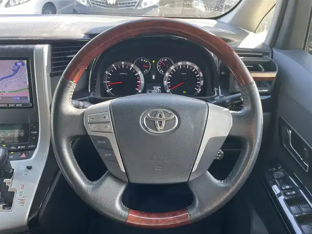 トヨタ アルファード 240S プライムセレクションⅡ 和歌山県 2011(平23)年 12.1万km ブラック (株)IDOMが運営する【じしゃロン和歌山店】の自社ローン対象車両になります。こちらは現金ご利用時の価格です。/自社ローンご希望の方は別途その旨お申付け下さい。/4WD/寒冷地仕様/アルパインナビ/AM/FM/CD/DVD/TV/アルパインフリップダウンナビ/両側パワースライドドア/横滑り抑制装置/クルーズコントロール/パワーバックドア/コーナーセンサー/純正フロアマット/後席オットマン/7人乗り/社外AW20インチ