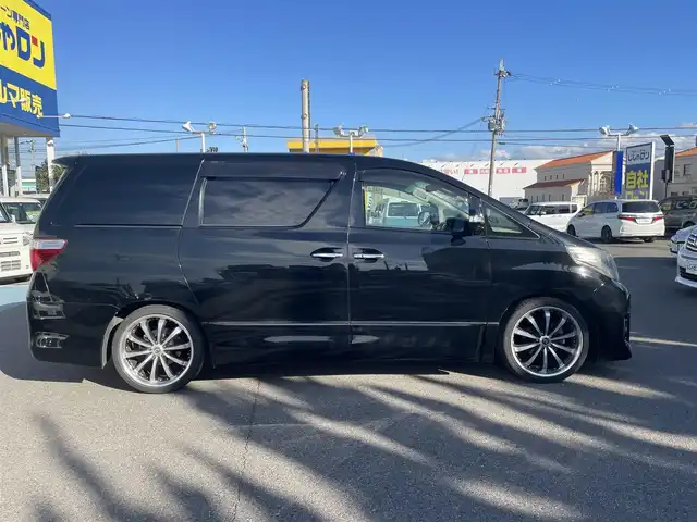 トヨタ アルファード 240S プライムセレクションⅡ 和歌山県 2011(平23)年 12.1万km ブラック (株)IDOMが運営する【じしゃロン和歌山店】の自社ローン対象車両になります。こちらは現金ご利用時の価格です。/自社ローンご希望の方は別途その旨お申付け下さい。/4WD/寒冷地仕様/アルパインナビ/AM/FM/CD/DVD/TV/アルパインフリップダウンナビ/両側パワースライドドア/横滑り抑制装置/クルーズコントロール/パワーバックドア/コーナーセンサー/純正フロアマット/後席オットマン/7人乗り/社外AW20インチ