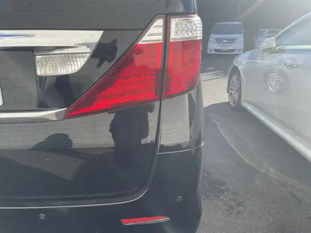 トヨタ アルファード 240S プライムセレクションⅡ 和歌山県 2011(平23)年 12.1万km ブラック (株)IDOMが運営する【じしゃロン和歌山店】の自社ローン対象車両になります。こちらは現金ご利用時の価格です。/自社ローンご希望の方は別途その旨お申付け下さい。/4WD/寒冷地仕様/アルパインナビ/AM/FM/CD/DVD/TV/アルパインフリップダウンナビ/両側パワースライドドア/横滑り抑制装置/クルーズコントロール/パワーバックドア/コーナーセンサー/純正フロアマット/後席オットマン/7人乗り/社外AW20インチ