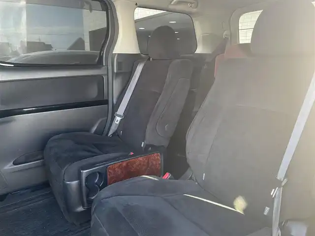 トヨタ アルファード 240S プライムセレクションⅡ 和歌山県 2011(平23)年 12.1万km ブラック (株)IDOMが運営する【じしゃロン和歌山店】の自社ローン対象車両になります。こちらは現金ご利用時の価格です。/自社ローンご希望の方は別途その旨お申付け下さい。/4WD/寒冷地仕様/アルパインナビ/AM/FM/CD/DVD/TV/アルパインフリップダウンナビ/両側パワースライドドア/横滑り抑制装置/クルーズコントロール/パワーバックドア/コーナーセンサー/純正フロアマット/後席オットマン/7人乗り/社外AW20インチ