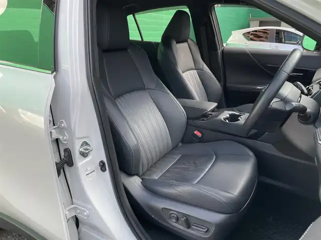 トヨタ ハリアー ハイブリッド G 東京都 2024(令6)年 1.6万km プラチナホワイトパールマイカ ワンオーナー/純正SDナビ/（BTオーディオ）/バックカメラ/ブラインドスポットモニター/セーフティセンス/・レーダークルーズコントロール/・プリクラッシュセーフティ/・カーブ速度抑制機能/・レーントレーシングアシスト/デジタルナインナーミラー/パワーバックドア/ハーフレザーシート/運転席パワーシート/純正18インチアルミ/純正フロアマット/ETC2.0/取扱説明書/保証書