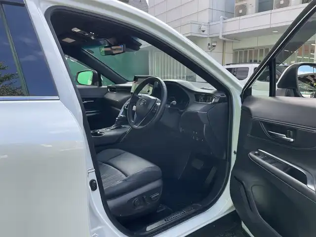 トヨタ ハリアー ハイブリッド G 東京都 2024(令6)年 1.6万km プラチナホワイトパールマイカ ワンオーナー/純正SDナビ/（BTオーディオ）/バックカメラ/ブラインドスポットモニター/セーフティセンス/・レーダークルーズコントロール/・プリクラッシュセーフティ/・カーブ速度抑制機能/・レーントレーシングアシスト/デジタルナインナーミラー/パワーバックドア/ハーフレザーシート/運転席パワーシート/純正18インチアルミ/純正フロアマット/ETC2.0/取扱説明書/保証書