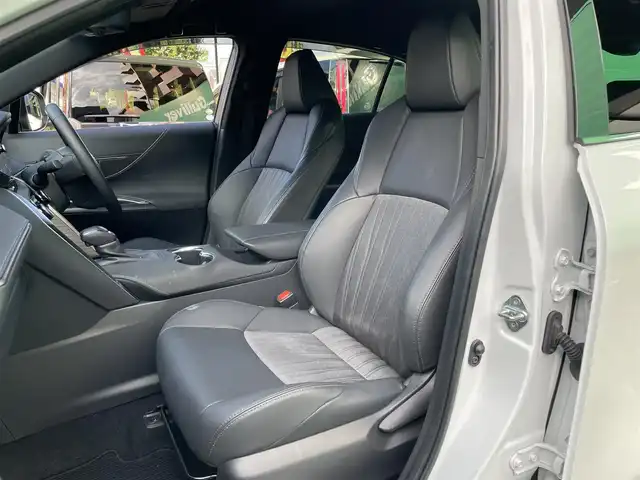 トヨタ ハリアー ハイブリッド G 東京都 2024(令6)年 1.6万km プラチナホワイトパールマイカ ワンオーナー/純正SDナビ/（BTオーディオ）/バックカメラ/ブラインドスポットモニター/セーフティセンス/・レーダークルーズコントロール/・プリクラッシュセーフティ/・カーブ速度抑制機能/・レーントレーシングアシスト/デジタルナインナーミラー/パワーバックドア/ハーフレザーシート/運転席パワーシート/純正18インチアルミ/純正フロアマット/ETC2.0/取扱説明書/保証書