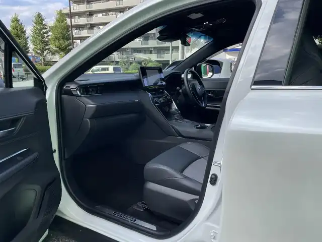 トヨタ ハリアー ハイブリッド G 東京都 2024(令6)年 1.6万km プラチナホワイトパールマイカ ワンオーナー/純正SDナビ/（BTオーディオ）/バックカメラ/ブラインドスポットモニター/セーフティセンス/・レーダークルーズコントロール/・プリクラッシュセーフティ/・カーブ速度抑制機能/・レーントレーシングアシスト/デジタルナインナーミラー/パワーバックドア/ハーフレザーシート/運転席パワーシート/純正18インチアルミ/純正フロアマット/ETC2.0/取扱説明書/保証書