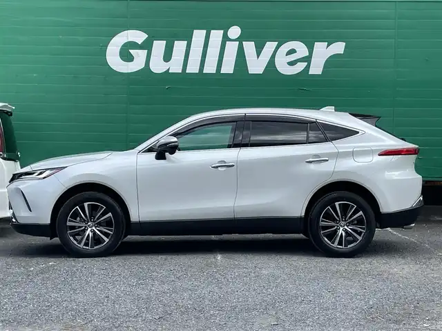 トヨタ ハリアー ハイブリッド G 東京都 2024(令6)年 1.6万km プラチナホワイトパールマイカ ワンオーナー/純正SDナビ/（BTオーディオ）/バックカメラ/ブラインドスポットモニター/セーフティセンス/・レーダークルーズコントロール/・プリクラッシュセーフティ/・カーブ速度抑制機能/・レーントレーシングアシスト/デジタルナインナーミラー/パワーバックドア/ハーフレザーシート/運転席パワーシート/純正18インチアルミ/純正フロアマット/ETC2.0/取扱説明書/保証書