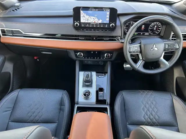 三菱 アウトランダー ＰＨＥＶ P 愛媛県 2022(令4)年 5.6万km ブラックダイヤモンド 登録時走行距離: 55590km/4WD/ワンオーナー/メーカーOP純正ナビ/AM/FM/フルセグTV/USB/AppleCarPlay/Bluetooth/BOSEスピーカー/ワイヤレス充電/前方ドラレコ/全方位カメラ/デジタルインナーミラー/追従クルコン/衝突軽減システム/横滑り防止装置/ダウンヒルアシストコントロール/3列シート/全席シートヒーター/レザーシート/D+Nパワーシート/走行モード切替/本革ステアリング/ステアリングヒーター/パドルシフト/AC1500W/LEDヘッドライト/オートライト/スマートキー/スペアキー1本/純正アルミホイール/純正フロアマット