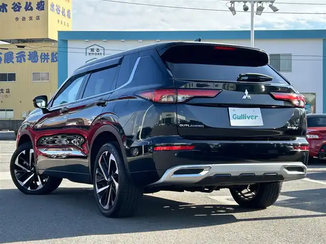 三菱 アウトランダー ＰＨＥＶ P 愛媛県 2022(令4)年 5.6万km ブラックダイヤモンド 登録時走行距離: 55590km/4WD/ワンオーナー/メーカーOP純正ナビ/AM/FM/フルセグTV/USB/AppleCarPlay/Bluetooth/BOSEスピーカー/ワイヤレス充電/前方ドラレコ/全方位カメラ/デジタルインナーミラー/追従クルコン/衝突軽減システム/横滑り防止装置/ダウンヒルアシストコントロール/3列シート/全席シートヒーター/レザーシート/D+Nパワーシート/走行モード切替/本革ステアリング/ステアリングヒーター/パドルシフト/AC1500W/LEDヘッドライト/オートライト/スマートキー/スペアキー1本/純正アルミホイール/純正フロアマット