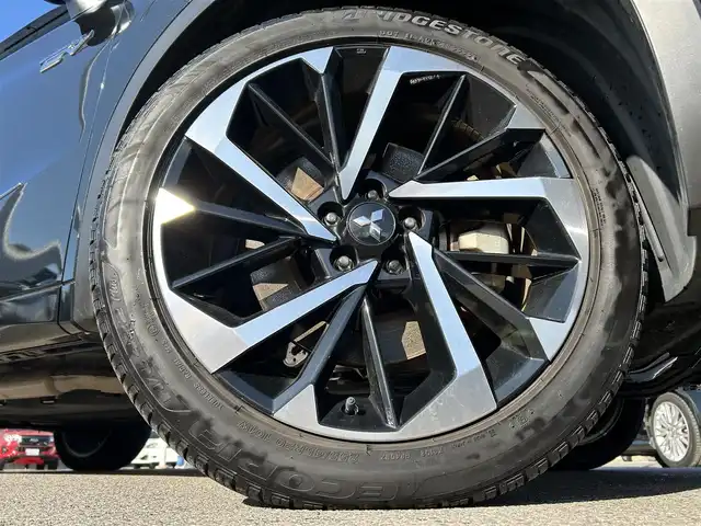 三菱 アウトランダー ＰＨＥＶ P 愛媛県 2022(令4)年 5.6万km ブラックダイヤモンド 登録時走行距離: 55590km/4WD/ワンオーナー/メーカーOP純正ナビ/AM/FM/フルセグTV/USB/AppleCarPlay/Bluetooth/BOSEスピーカー/ワイヤレス充電/前方ドラレコ/全方位カメラ/デジタルインナーミラー/追従クルコン/衝突軽減システム/横滑り防止装置/ダウンヒルアシストコントロール/3列シート/全席シートヒーター/レザーシート/D+Nパワーシート/走行モード切替/本革ステアリング/ステアリングヒーター/パドルシフト/AC1500W/LEDヘッドライト/オートライト/スマートキー/スペアキー1本/純正アルミホイール/純正フロアマット