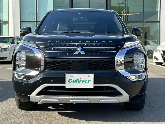 三菱 アウトランダー ＰＨＥＶ P 愛媛県 2022(令4)年 5.6万km ブラックダイヤモンド 登録時走行距離: 55590km/4WD/ワンオーナー/メーカーOP純正ナビ/AM/FM/フルセグTV/USB/AppleCarPlay/Bluetooth/BOSEスピーカー/ワイヤレス充電/前方ドラレコ/全方位カメラ/デジタルインナーミラー/追従クルコン/衝突軽減システム/横滑り防止装置/ダウンヒルアシストコントロール/3列シート/全席シートヒーター/レザーシート/D+Nパワーシート/走行モード切替/本革ステアリング/ステアリングヒーター/パドルシフト/AC1500W/LEDヘッドライト/オートライト/スマートキー/スペアキー1本/純正アルミホイール/純正フロアマット