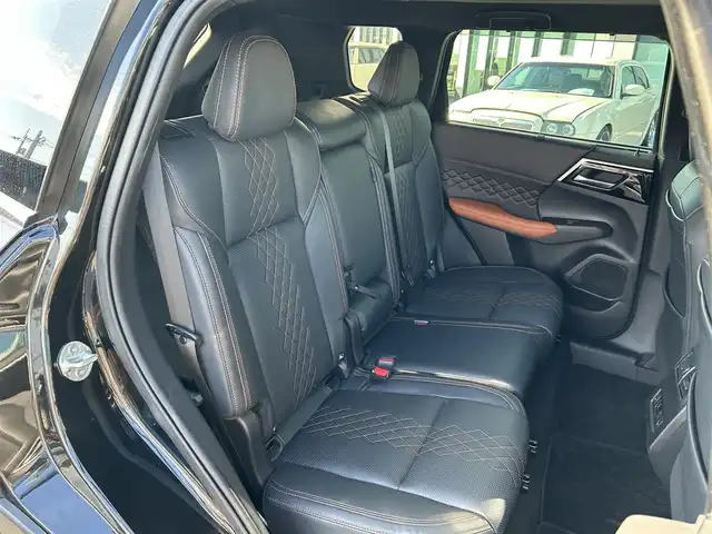 三菱 アウトランダー ＰＨＥＶ P 愛媛県 2022(令4)年 5.6万km ブラックダイヤモンド 登録時走行距離: 55590km/4WD/ワンオーナー/メーカーOP純正ナビ/AM/FM/フルセグTV/USB/AppleCarPlay/Bluetooth/BOSEスピーカー/ワイヤレス充電/前方ドラレコ/全方位カメラ/デジタルインナーミラー/追従クルコン/衝突軽減システム/横滑り防止装置/ダウンヒルアシストコントロール/3列シート/全席シートヒーター/レザーシート/D+Nパワーシート/走行モード切替/本革ステアリング/ステアリングヒーター/パドルシフト/AC1500W/LEDヘッドライト/オートライト/スマートキー/スペアキー1本/純正アルミホイール/純正フロアマット