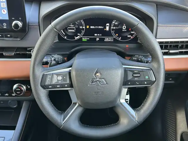 三菱 アウトランダー ＰＨＥＶ P 愛媛県 2022(令4)年 5.6万km ブラックダイヤモンド 登録時走行距離: 55590km/4WD/ワンオーナー/メーカーOP純正ナビ/AM/FM/フルセグTV/USB/AppleCarPlay/Bluetooth/BOSEスピーカー/ワイヤレス充電/前方ドラレコ/全方位カメラ/デジタルインナーミラー/追従クルコン/衝突軽減システム/横滑り防止装置/ダウンヒルアシストコントロール/3列シート/全席シートヒーター/レザーシート/D+Nパワーシート/走行モード切替/本革ステアリング/ステアリングヒーター/パドルシフト/AC1500W/LEDヘッドライト/オートライト/スマートキー/スペアキー1本/純正アルミホイール/純正フロアマット