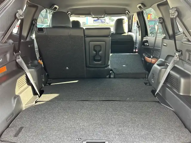 三菱 アウトランダー ＰＨＥＶ P 愛媛県 2022(令4)年 5.6万km ブラックダイヤモンド 登録時走行距離: 55590km/4WD/ワンオーナー/メーカーOP純正ナビ/AM/FM/フルセグTV/USB/AppleCarPlay/Bluetooth/BOSEスピーカー/ワイヤレス充電/前方ドラレコ/全方位カメラ/デジタルインナーミラー/追従クルコン/衝突軽減システム/横滑り防止装置/ダウンヒルアシストコントロール/3列シート/全席シートヒーター/レザーシート/D+Nパワーシート/走行モード切替/本革ステアリング/ステアリングヒーター/パドルシフト/AC1500W/LEDヘッドライト/オートライト/スマートキー/スペアキー1本/純正アルミホイール/純正フロアマット