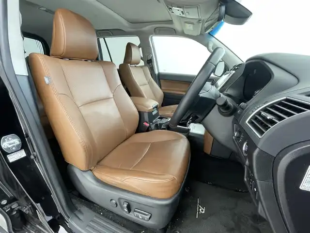 トヨタ ランドクルーザー プラド TX-L 70thアニバーサリーLTD 滋賀県 2022(令4)年 4.3万km ブラック 純正9インチナビ/【Bluetooth/CD/DVD/フルセグTV】/茶レザーシート/サンルーフ/バックカメラ/クリアランスソナー/追従クルーズコントロール/LEDヘッドライト/オートマチックハイビーム/衝突軽減ブレーキ/D/Nパワーシート/D/Nシートヒーター/D/Nシートベンチレーション/ビルトインETC2.0/MTモード付AT/純正フロアマット/プッシュスタート/スマートキー/ステアリングリモコン
