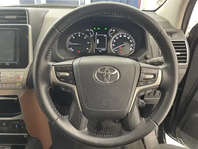 トヨタ ランドクルーザー プラド TX-L 70thアニバーサリーLTD 滋賀県 2022(令4)年 4.3万km ブラック 純正9インチナビ/【Bluetooth/CD/DVD/フルセグTV】/茶レザーシート/サンルーフ/バックカメラ/クリアランスソナー/追従クルーズコントロール/LEDヘッドライト/オートマチックハイビーム/衝突軽減ブレーキ/D/Nパワーシート/D/Nシートヒーター/D/Nシートベンチレーション/ビルトインETC2.0/MTモード付AT/純正フロアマット/プッシュスタート/スマートキー/ステアリングリモコン